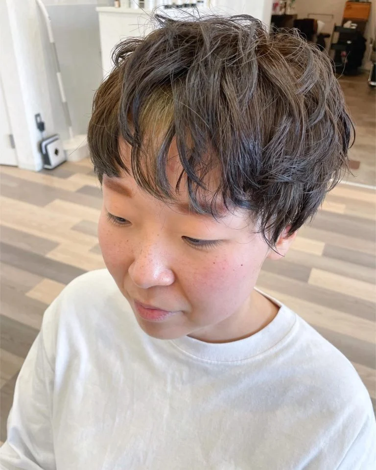元々のパーマを活かしスタイリングしやすく。前髪にインナー入れてチラッとアクセント。