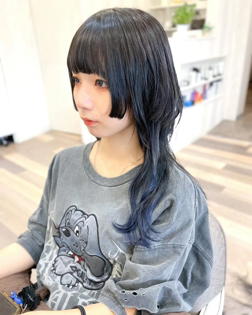 黒からの毛先BLUE。