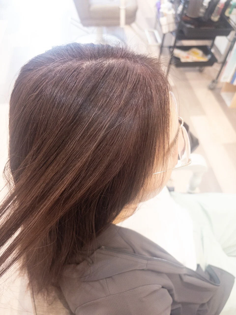 白髪ぼかしカラーの施術中